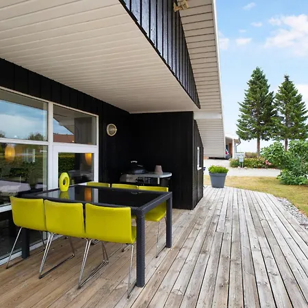 3 Bedroom Awesome In Holiday home *